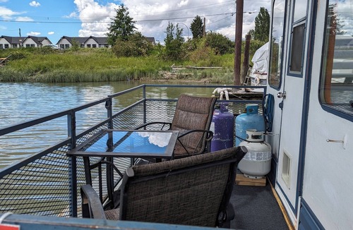 Queensborough Boat Rental | Vacation on the river.