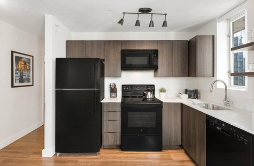 Downtown Vancouver Resort | Vancouver | Urban Group Retreat | Walkable + Sauna | 2BR