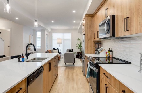 Shaganappi House | "Vanilla Golden Hour"-3 Bdrm mins from Downtown!