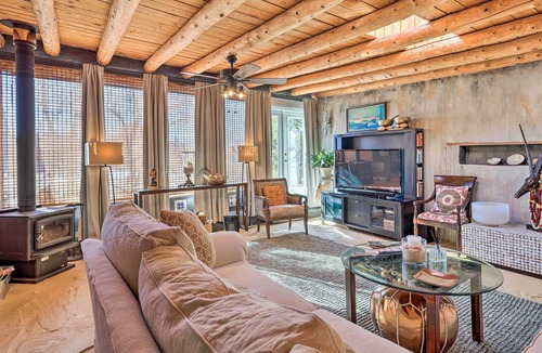 Arroyo Hondo House | Vibrant 'Casa Coyote' Near John Dunn Bridge!