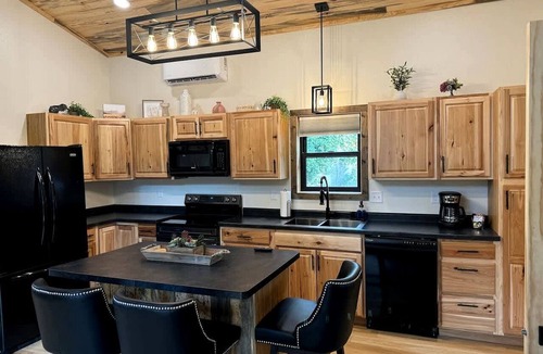 Keystone Cabin | Vibrant Modern Cabin Haven near Mount Rushmore in South Dakota