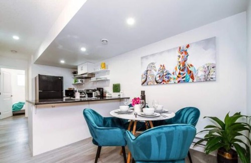 Northwest Edmonton House | Vibrant Suite - Long Stays - Wi-Fi - Fireplace - NFLXn