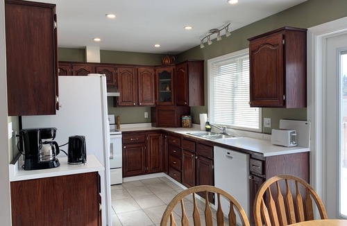 Central Okanagan House | Victoria St STR in Peachland BC - 5 mins from the beach