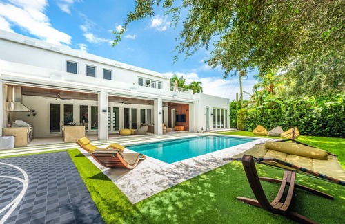Miramar Villa | Villa Amani-Modern 7BR Villa w/Basketball Court & Gym