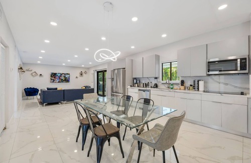 North Miami Beach House | Villa Congo | 5 BR | Pool | Terrace TV | Fire Pit