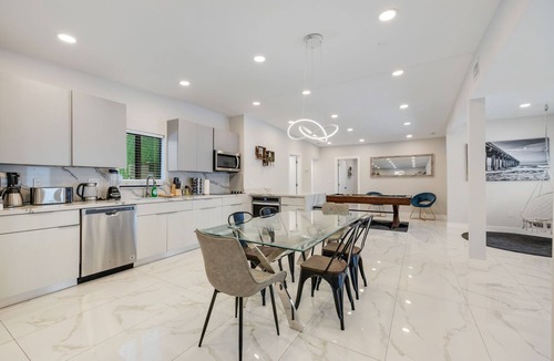 North Miami Beach House | Villa Congo | 5 BR | Pool | Terrace TV | Fire Pit