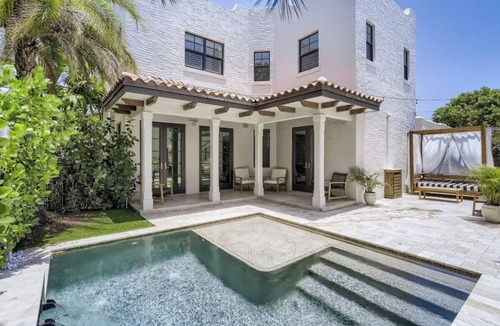 Flamingo Parks House | Villa del Flamingo - Modern Living & Poolside Escape in Flamingo Park