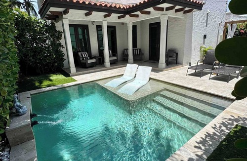 Flamingo Parks House | Villa del Flamingo - Modern Living & Poolside Escape in Flamingo Park