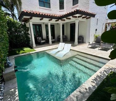 Flamingo Parks House | Villa del Flamingo - Modern Living & Poolside Escape in Flamingo Park