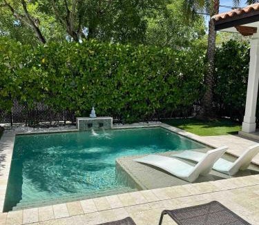 Flamingo Parks House | Villa del Flamingo - Modern Living & Poolside Escape in Flamingo Park