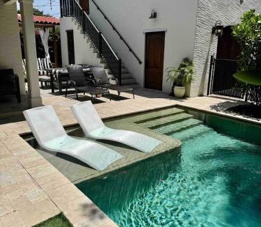 Flamingo Parks House | Villa del Flamingo - Modern Living & Poolside Escape in Flamingo Park