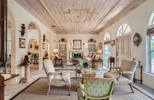 Southside House | Villa Gardenia - Peaceful Garden Oasis with Open Floor Plan