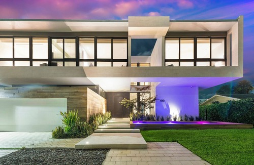 Hallandale Beach Villa | Villa Okasa: Modern Marvel with Pool + Jacuzzi + Pool Table + BBQ