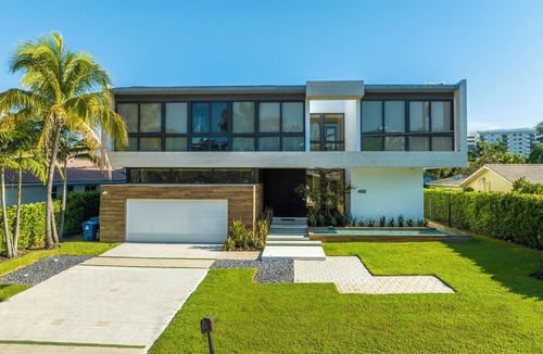 Hallandale Beach Villa | Villa Okasa: Modern Marvel with Pool + Jacuzzi + Pool Table + BBQ