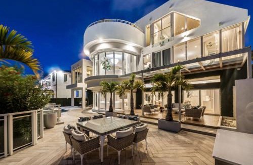 Coral Ridge Villa | Villa Seminole Luxurious Waterfront Retreat with Pool Gym Hot Tub