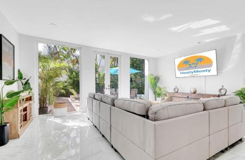 Northeast Coconut Grove House | Villa Tropicale Stunning 4 Bedroom 4 Bath Home with Pool and BBQ