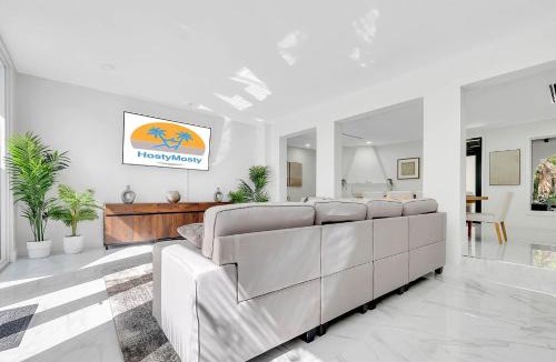 Northeast Coconut Grove House | Villa Tropicale Stunning 4 Bedroom 4 Bath Home with Pool and BBQ