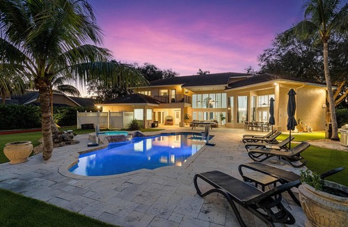 Parkland House | Villa w/pool, games & BBQ