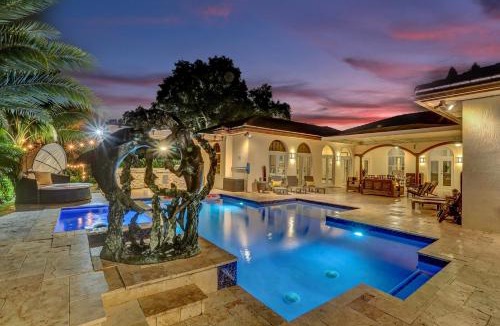 Davie House | Villa wpool mini-golf firepits
