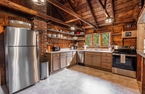 North Hampton Cottage | Vintage cottage that sleeps 8 in amazing North Hampton Beach location with Wifi