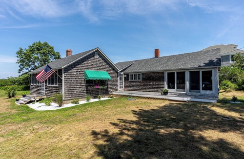 North Hampton Cottage | Vintage cottage that sleeps 8 in amazing North Hampton Beach location with Wifi