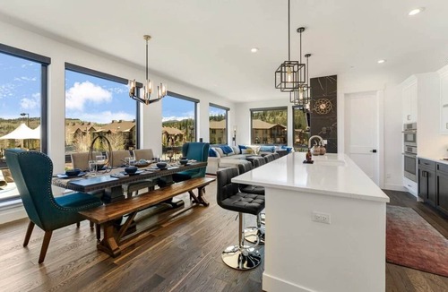 Winter Park House | VIP Concert Viewing from Private Hot Tub+Walkable+5BR+Sauna+Kids Ski Gear Free