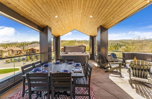 Winter Park House | VIP Concert Viewing from Private Hot Tub+Walkable+5BR+Sauna+Kids Ski Gear Free
