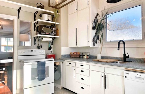 Saskatoon House | VIP YXE - Broadway | Four Bedroom Whole Home