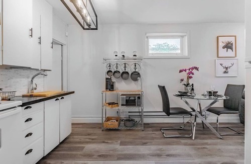 Saskatoon House | VIP YXE - Suite Spot off Broadway