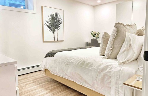 Saskatoon Downtown House | VIP YXE - Varsity View | 1 Bedroom Suite Near RUH