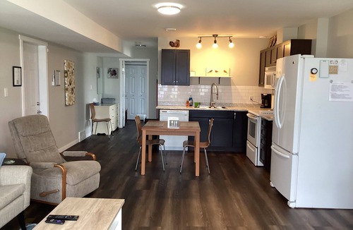 Okanagan-Similkameen Apartment | Vista Naramata Guest Suite with air conditioning.