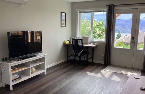 Okanagan-Similkameen Apartment | Vista Naramata Guest Suite with air conditioning.
