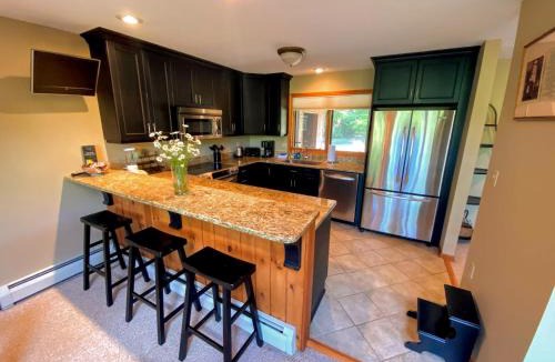 Carroll Villa | W1 Cozy and comfortable Bretton Woods condo with ski slope views fireplace