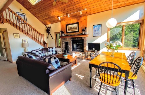 Carroll House | W22 As Seen On TV! Cozy Bretton Woods condo with gorgeous views of the Ski Area; Fast WiFi, Cable!
