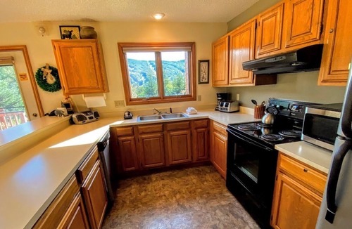 Carroll House | W22 As Seen On TV! Cozy Bretton Woods condo with gorgeous views of the Ski Area; Fast WiFi, Cable!