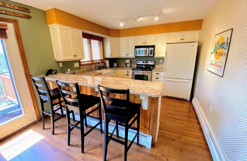 Carroll House | W62 Mount Wash Place Townhome, AC, seasonal views, fireplace, large deck, yard, and ping pong!