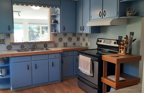 Brew Bay House | Walk-out Waterfront Cottage with convenient Private setting