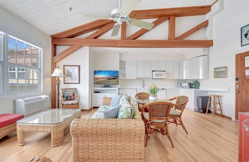 Palm Beach Condo | Walk To Beach! Palm Beach Penthouse Suite 4 Guests