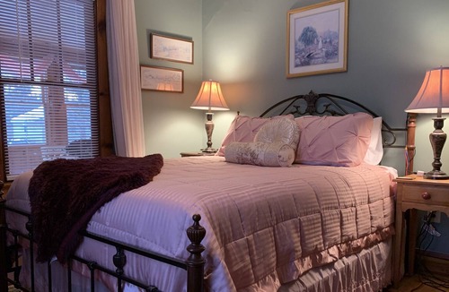 South End Apartment | Walk to breweries, restaurants, bike path, the lake, Farmer's Market, groceries!