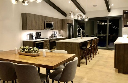 North Conway House | Walk to Cranmore | 5BR Family Villa | Game Room + Fire Pit | Sleeps 13