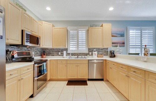 Stuart House | walk to downtown 3-bedroom house in lovely Stuart with AC, WiFi