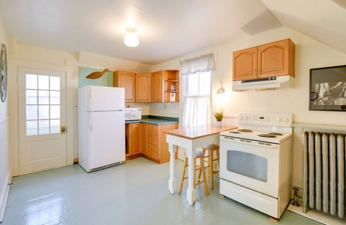 Southern Coast Apartment | Walk to Downtown Saco from Cozy Coastal Apt