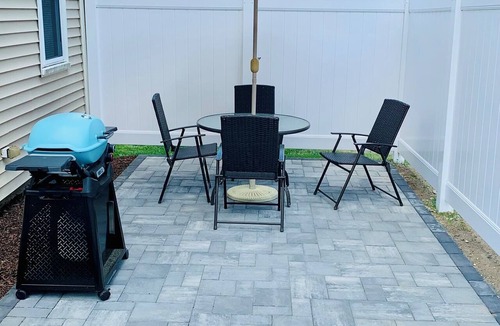 Walpole Apartment | Walk to Gillette Stadium - Sleeps 6 - Parking