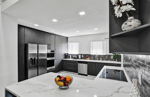 Hollywood Lakes Villa | Walk to Hollywood Beach Stylish 5BR and 4BA Villa