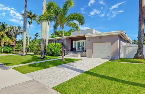Hollywood Lakes Villa | WALK to Hollywood Beach Stylish 5BR and 4BA Villa