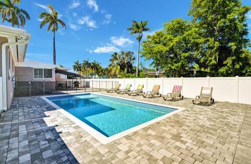 Hollywood Lakes Villa | WALK to Hollywood Beach Stylish 5BR and 4BA Villa
