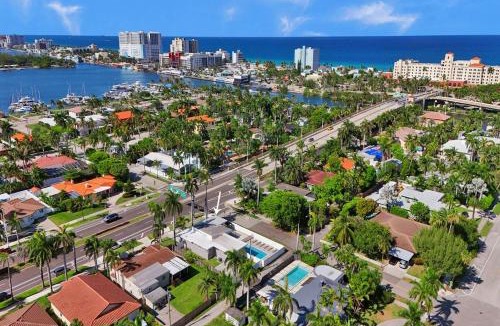 Hollywood Lakes Villa | WALK to Hollywood Beach Stylish 5BR and 4BA Villa