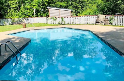 Lincoln Condo | Walk to Loon! Top 5% Rated 1BR Condo | Sleeps 6 | Pool, Hot Tub & Kitchen