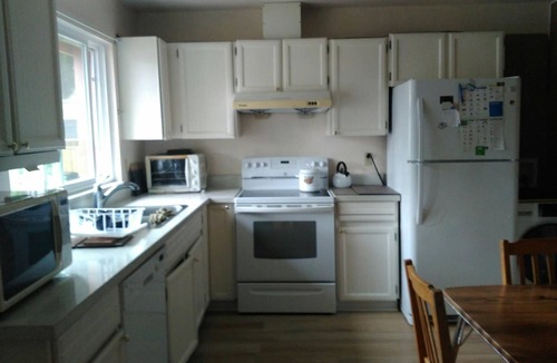 Port Moody House | Walking distance to skytrain 3 bedrooms upper floor house bright and clean