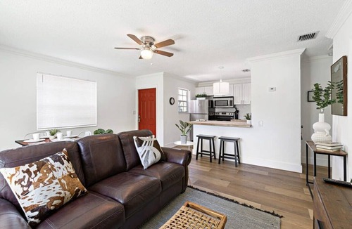 Sailboat Bend Condo | Walking on Sunshine – 2BR, 1BA Near Riverwalk